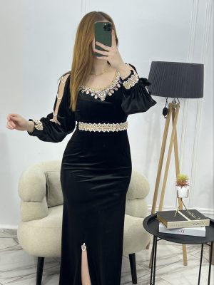 2026/02/1000185639-scaled.jpg Veloria — Robe Longue en Velours avec Détails Strass