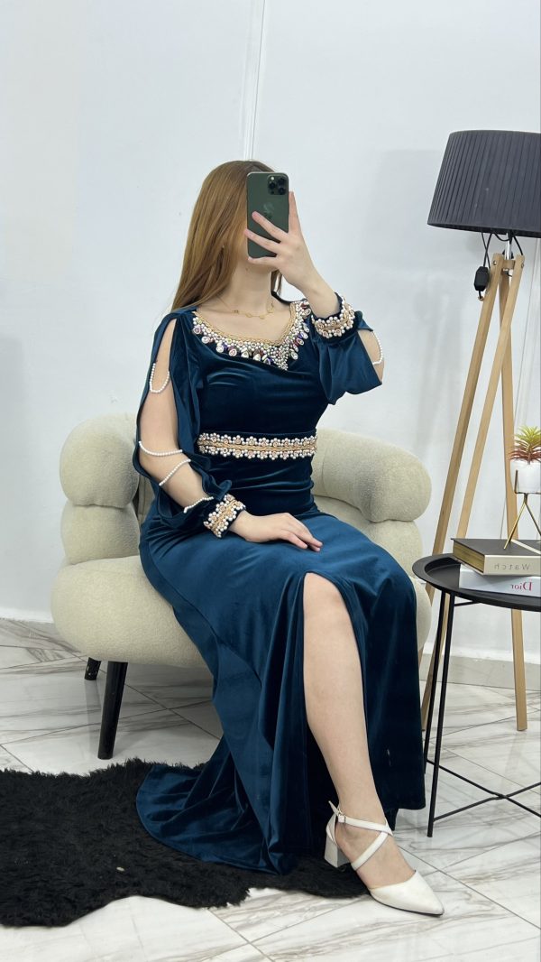 Veloria — Robe Longue en Velours avec Détails Strass