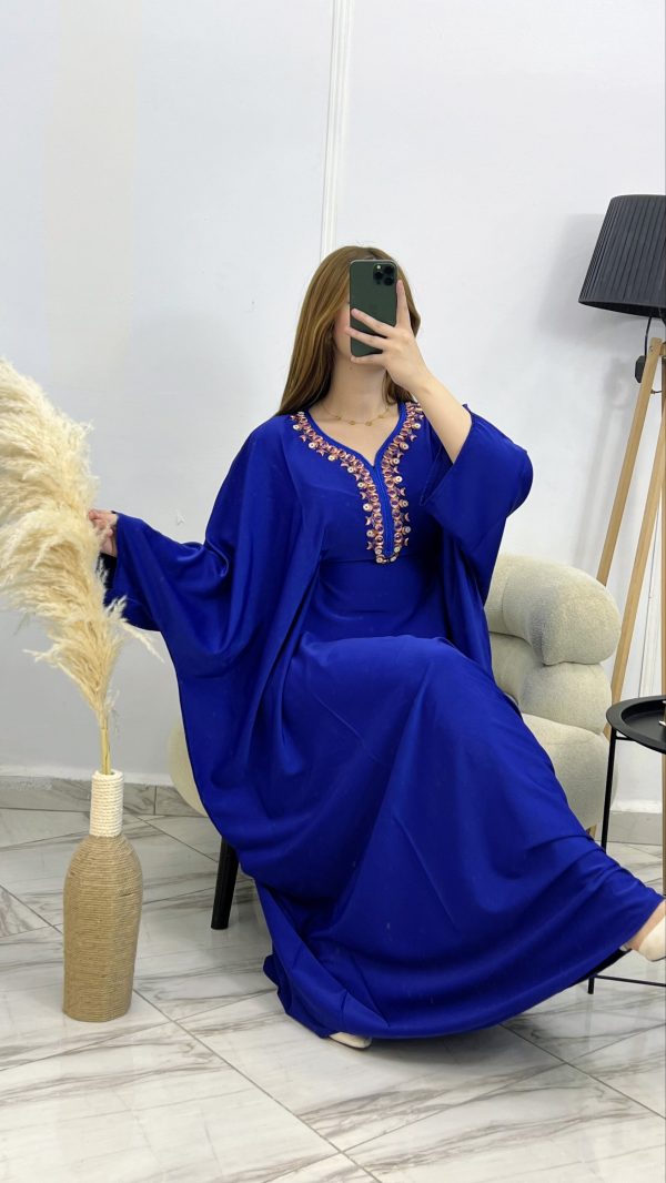 2026/02/1000186140-scaled.jpg Butterfly Dress – Robe ample élégante en satin plasma brodé