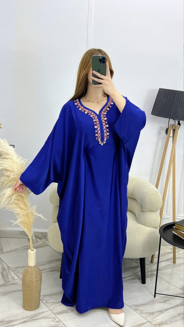 2026/02/1000186143-scaled.jpg Butterfly Dress – Robe ample élégante en satin plasma brodé