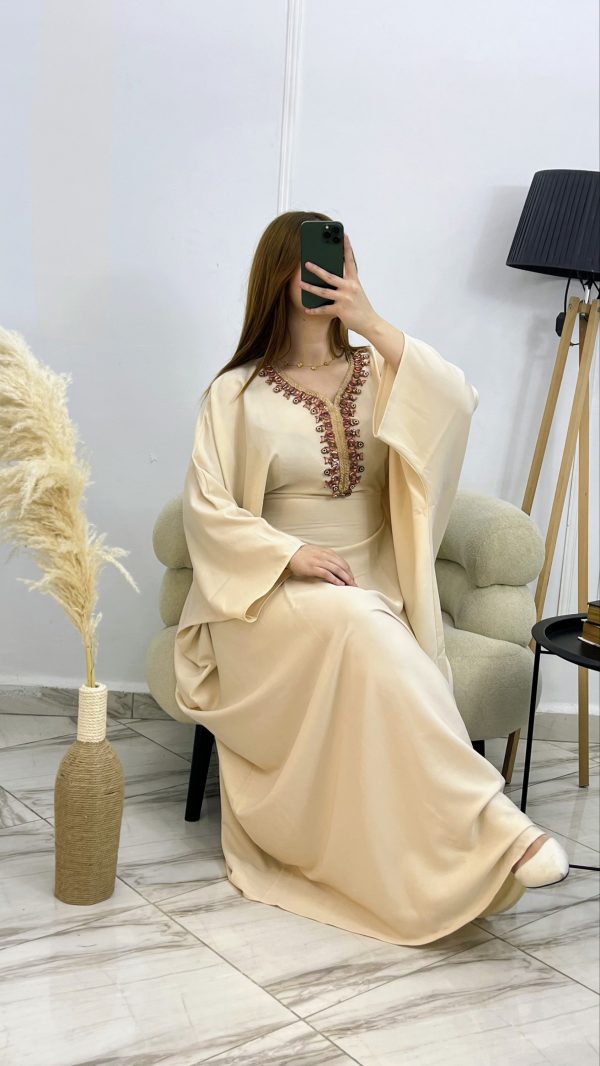 2026/02/1000186164-scaled.jpg Butterfly Dress – Robe ample élégante en satin plasma brodé