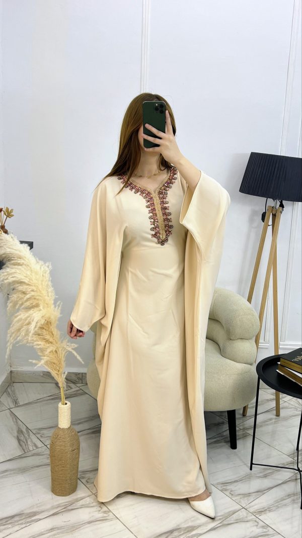 2026/02/1000186165-scaled.jpg Butterfly Dress – Robe ample élégante en satin plasma brodé