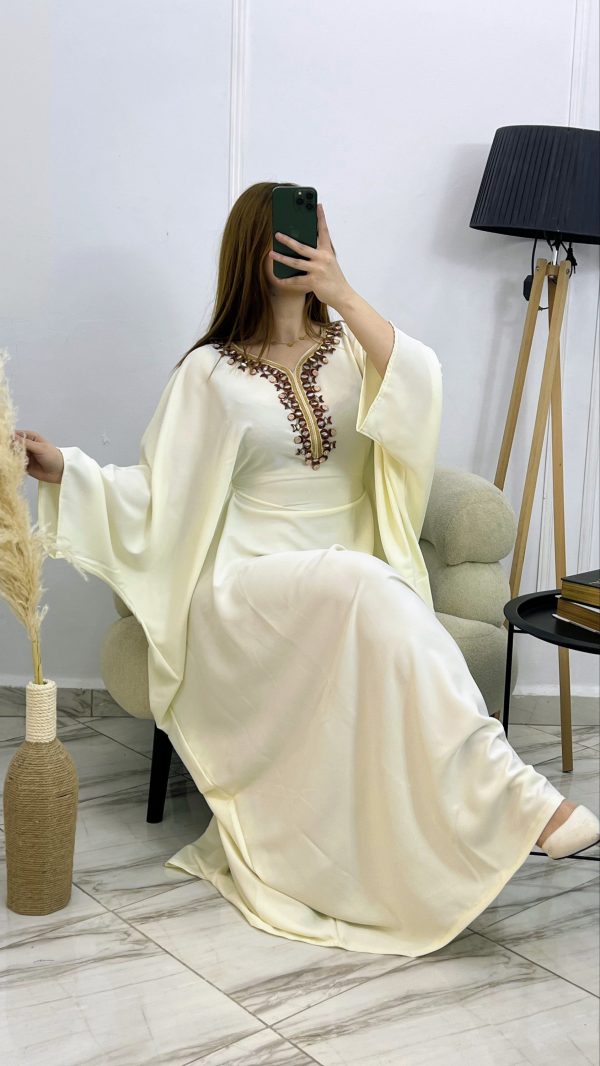 2026/02/1000186166-scaled.jpg Butterfly Dress – Robe ample élégante en satin plasma brodé