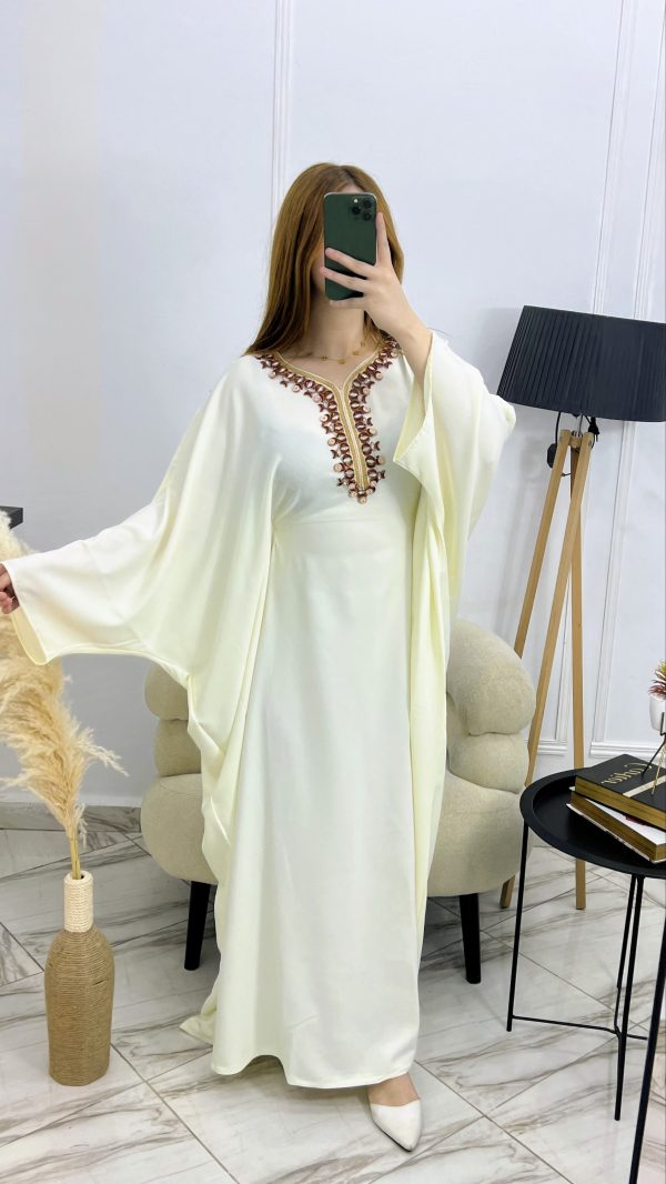 2026/02/1000186167-scaled.jpg Butterfly Dress – Robe ample élégante en satin plasma brodé