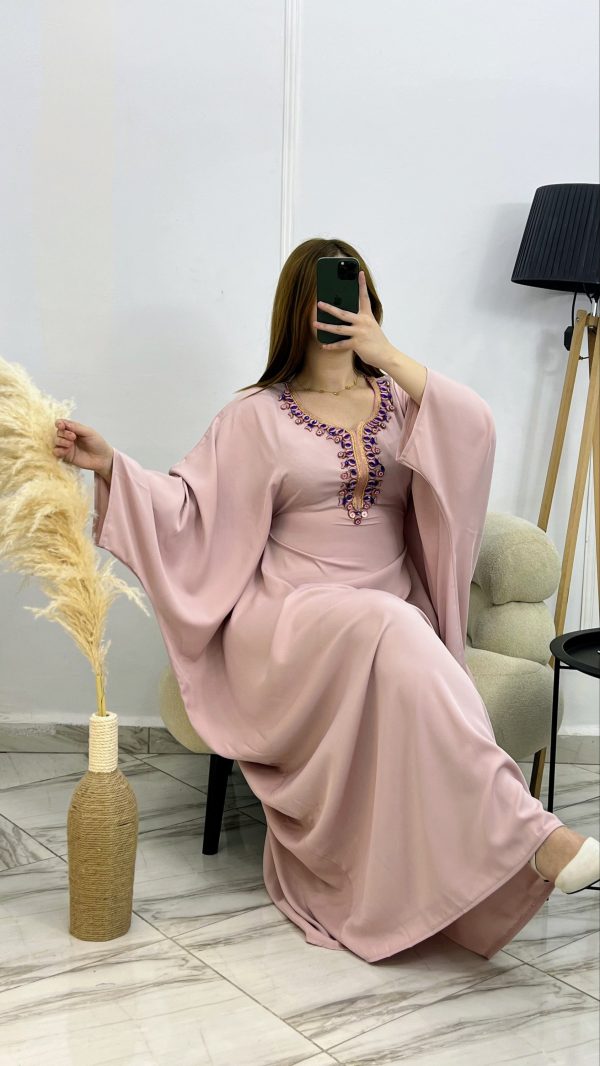 2026/02/1000186168-scaled.jpg Butterfly Dress – Robe ample élégante en satin plasma brodé