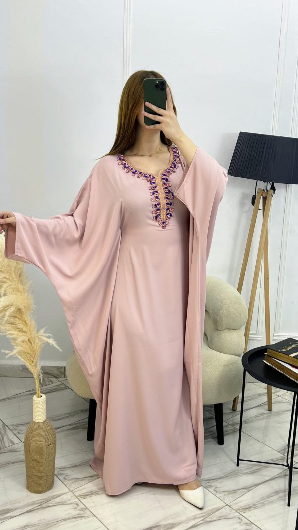 2026/02/1000186169-scaled.jpg Butterfly Dress – Robe ample élégante en satin plasma brodé