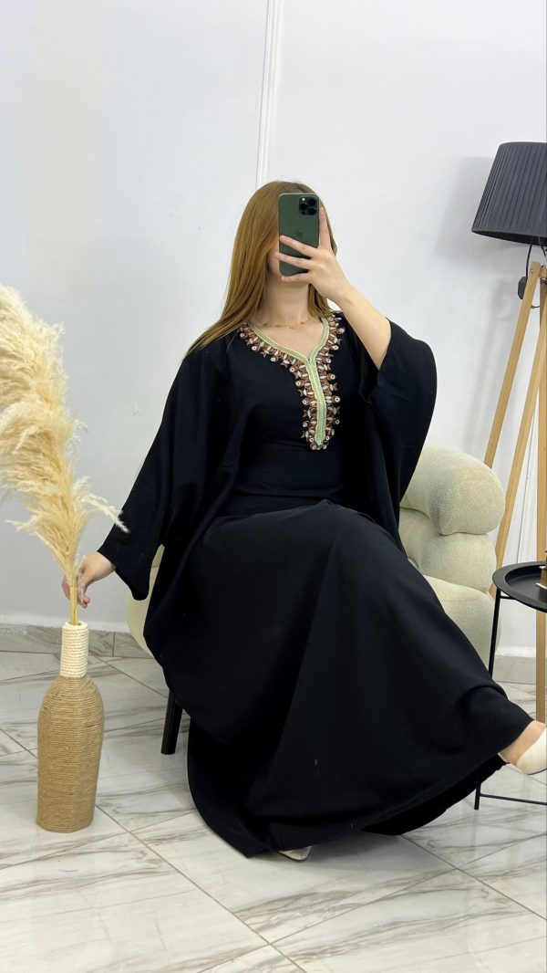 2026/02/1000186170-scaled.jpg Butterfly Dress – Robe ample élégante en satin plasma brodé