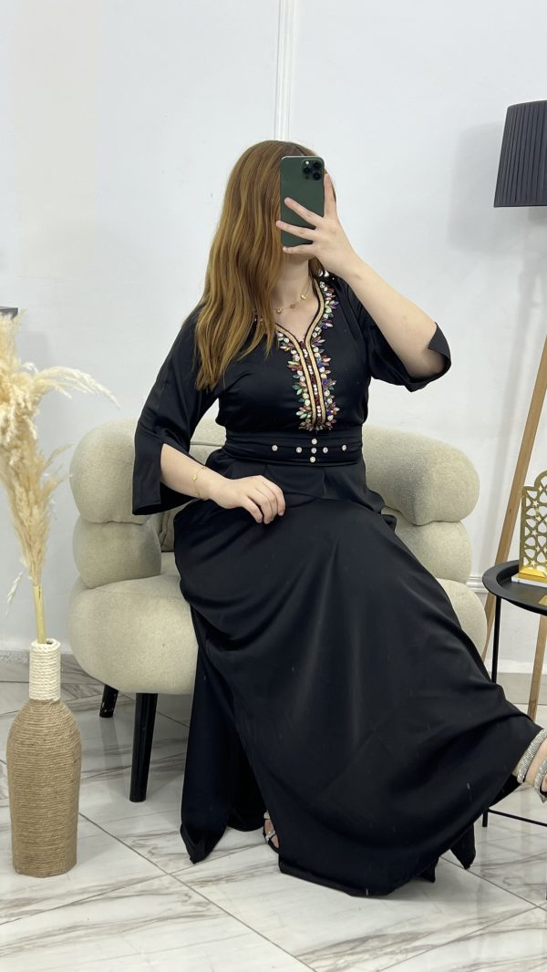 Robe "Ilyana" – Chic Moderne & Taille Cintrée avec Strass Multicolores