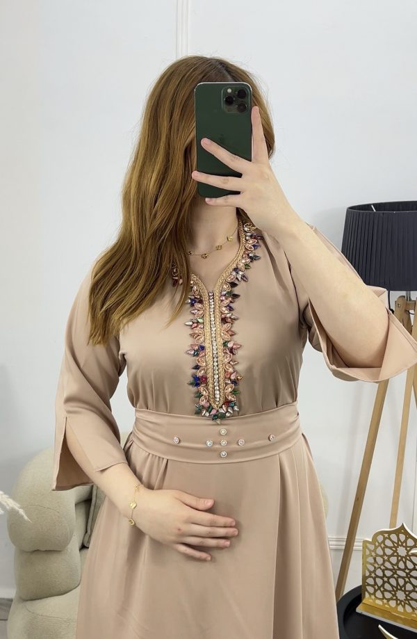 Robe "Ilyana" – Chic Moderne & Taille Cintrée avec Strass Multicolores