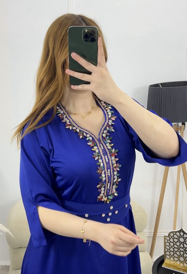 Robe "Ilyana" – Chic Moderne & Taille Cintrée avec Strass Multicolores