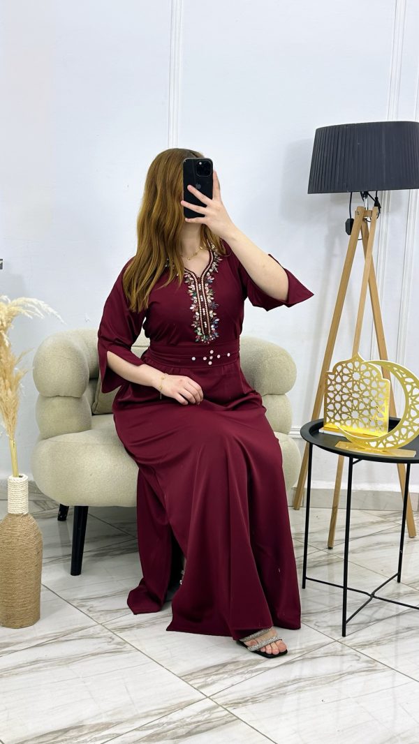 Robe "Ilyana" – Chic Moderne & Taille Cintrée avec Strass Multicolores