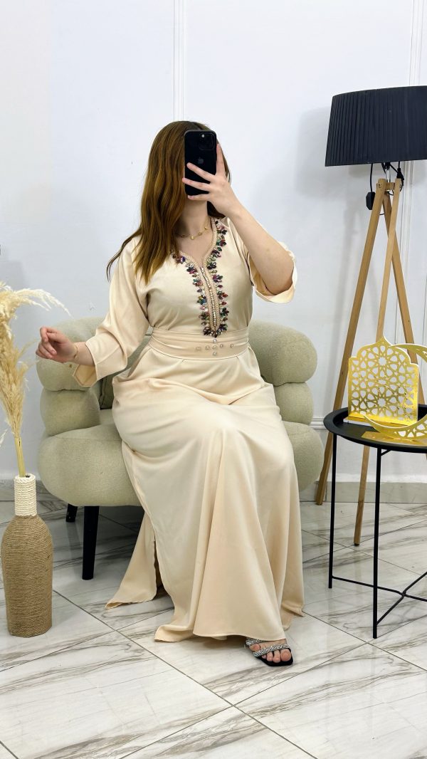 Robe "Ilyana" – Chic Moderne & Taille Cintrée avec Strass Multicolores