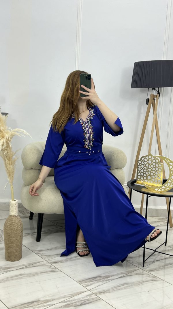 Robe "Ilyana" – Chic Moderne & Taille Cintrée avec Strass Multicolores