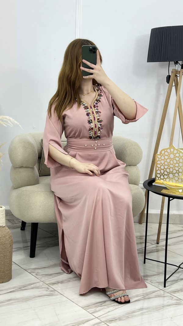 Robe "Ilyana" – Chic Moderne & Taille Cintrée avec Strass Multicolores