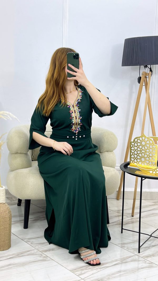 Robe "Ilyana" – Chic Moderne & Taille Cintrée avec Strass Multicolores