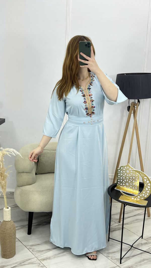 Robe "Ilyana" – Chic Moderne & Taille Cintrée avec Strass Multicolores