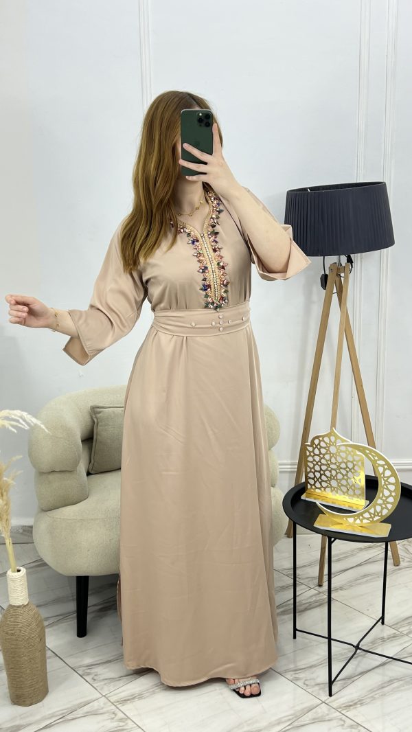 Robe "Ilyana" – Chic Moderne & Taille Cintrée avec Strass Multicolores